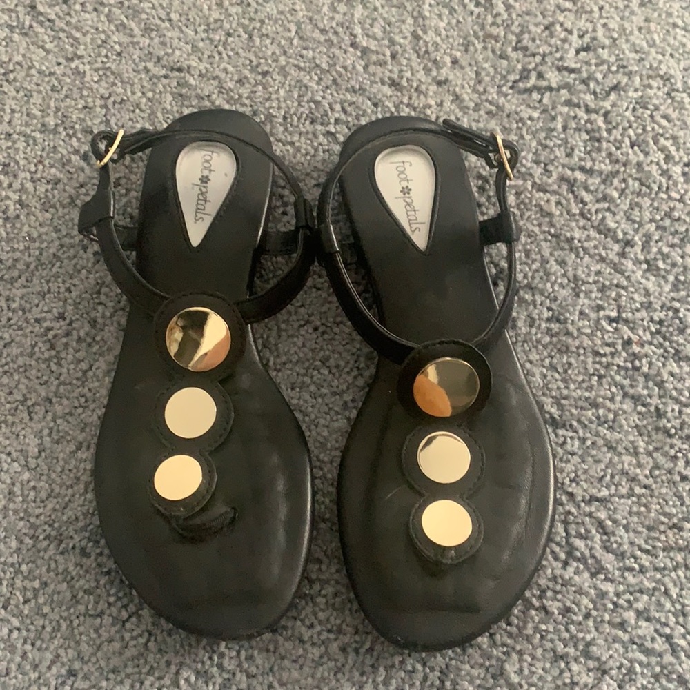 Super cute black sandals!